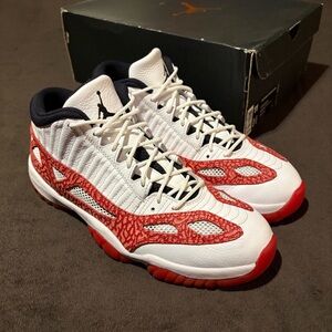 Jordan 11 Low IE 'Chicago'